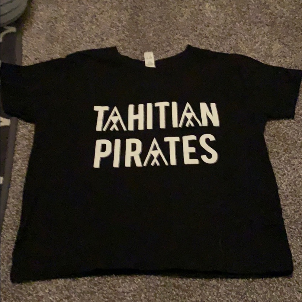 Black cropped tee from the Tahitian islands